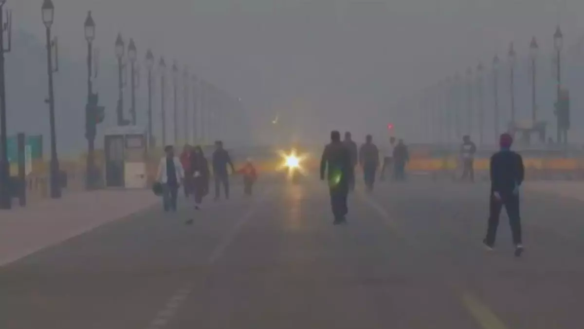 दिल्ली में प्रदूषण का कहर जारी! 412 दर्ज हुआ AQI, लोगों को करना पड़ रहा इन परेशानियों का सामना
