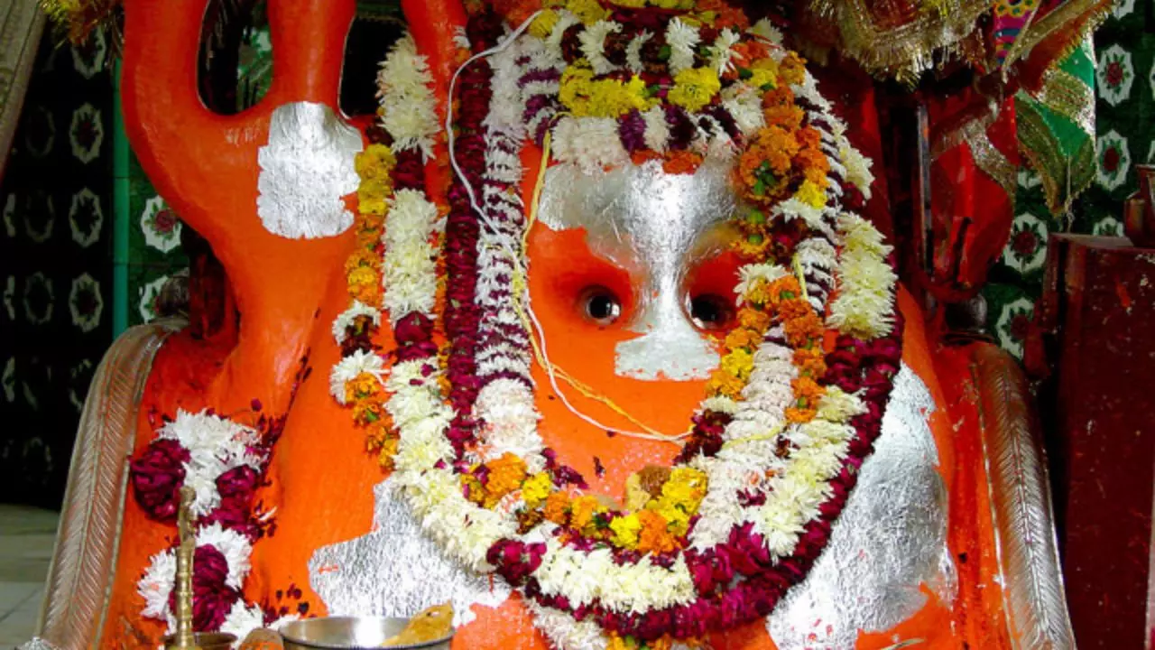 Batuk Bhairav Mandir: इस मंदिर में भगवान शिव का नन्हें बच्चे के जैसे रखते हैं ख्याल, चढ़ाते हैं टॉफी, बिस्कुट और चॉकलेट