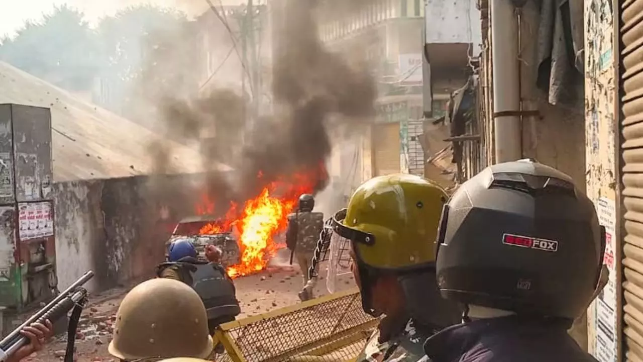 आखिर क्या है संभल में बवाल की वजह? 4 की मौत, चप्पे- चप्पे पर पुलिस का पहरा, पढ़ें अपडेट