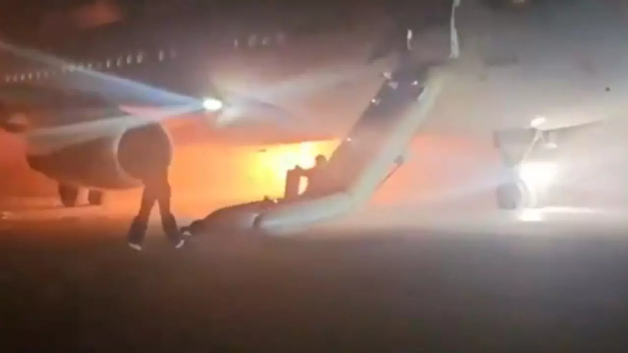 प्लेन के इंजन में लगी आग, जान बचाकर भागते यात्रियों का खौफनाक Video वायरल