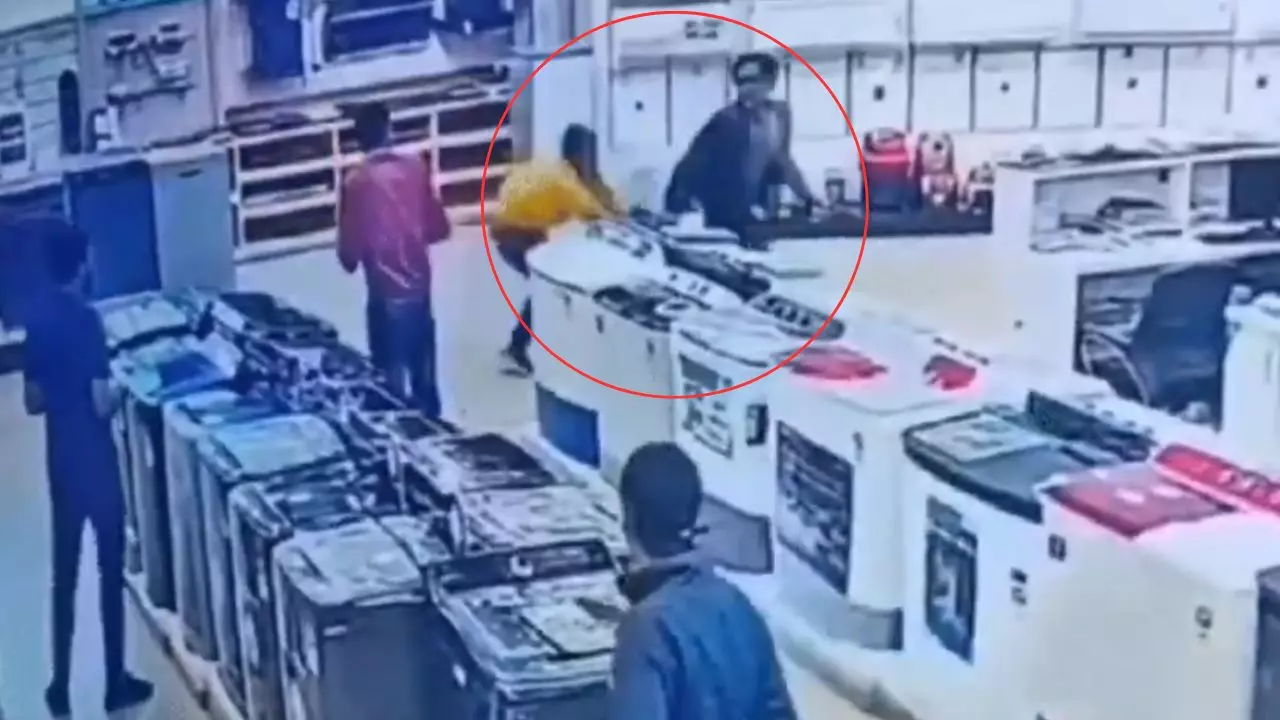 Video: पहले सड़क पर, फिर शोरूम में घुसकर युवक को पीटा; बदमाशों ने कानून व्यवस्था को किया तार-तार