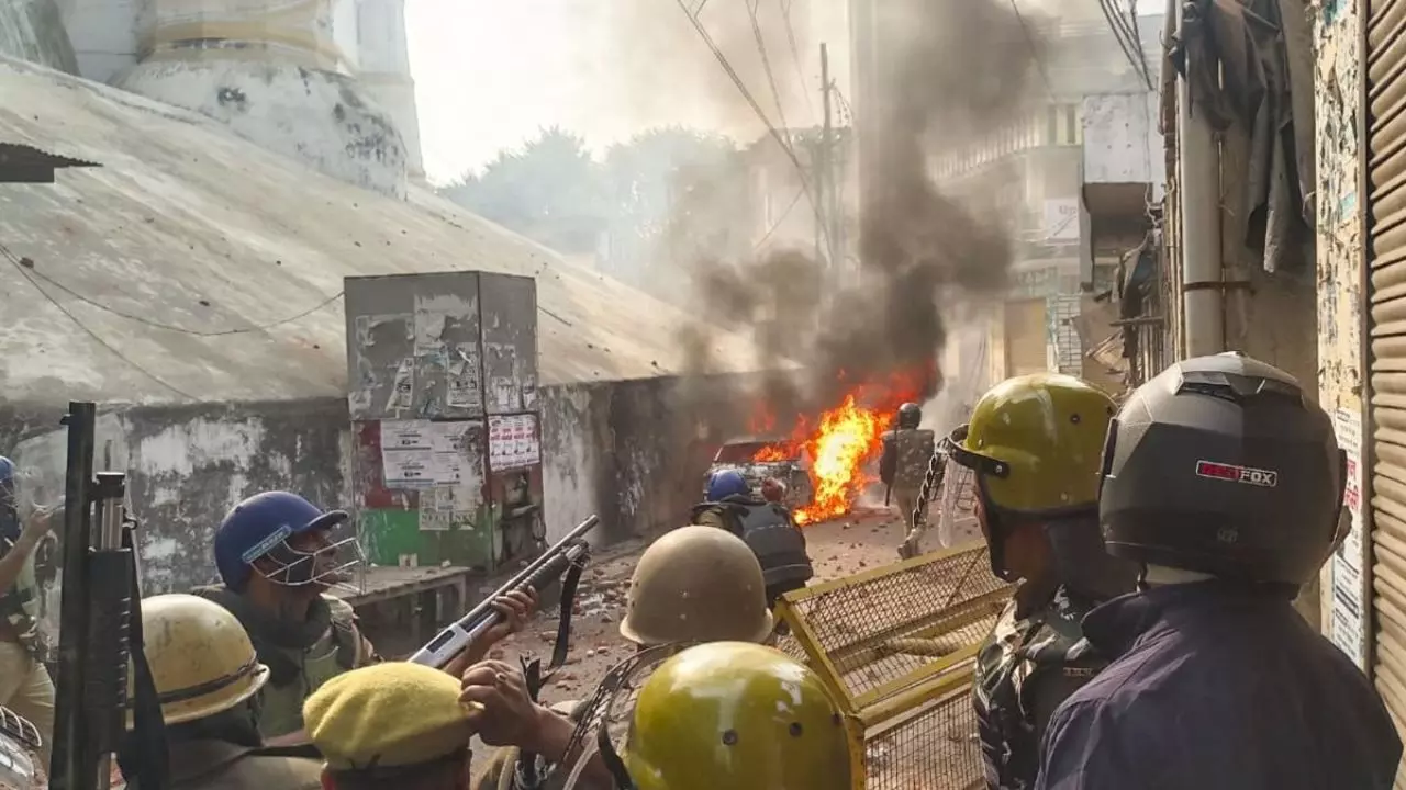 सब गोली चलाओ, नेताओं के चक्‍कर में भविष्‍य खराब मत करो - सुलगते संभल के पांच वायरल Video