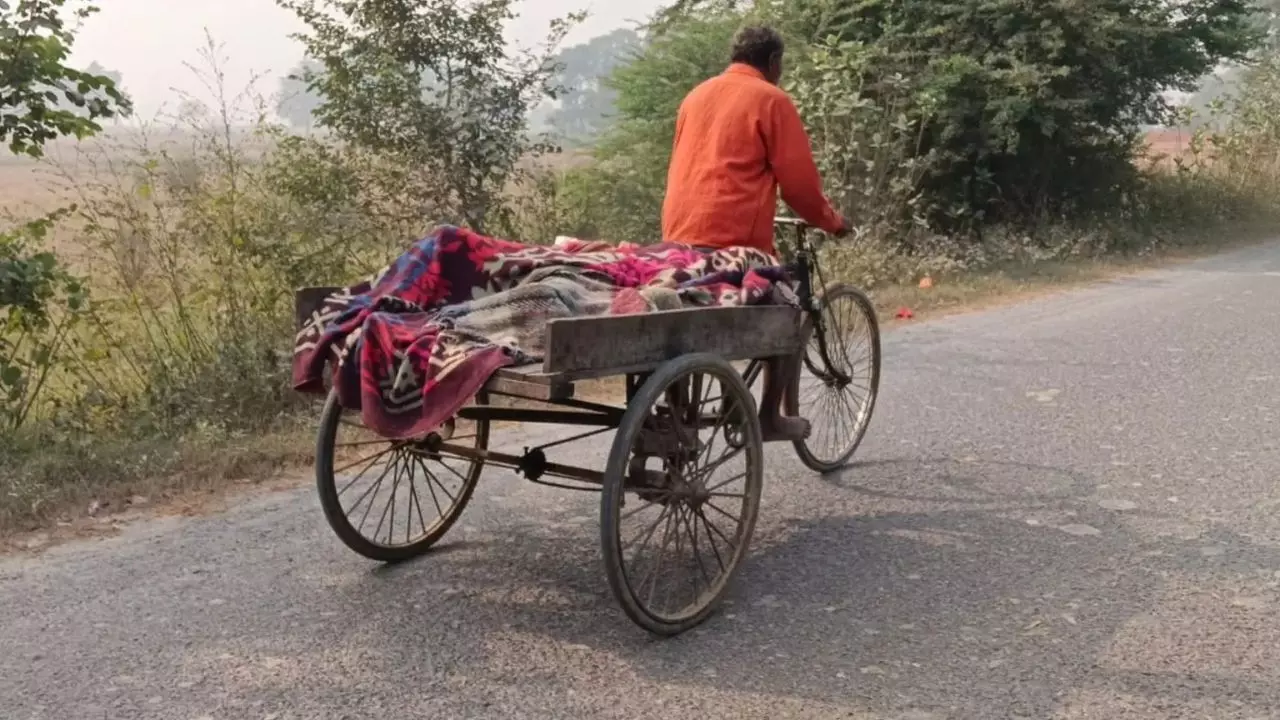 झाड़-फूंक के चक्कर में गई पत्नी की जान, 50 किमी दूर ठेले पर ढोया शव; पुलिस ने की अंतिम संस्कार में मदद