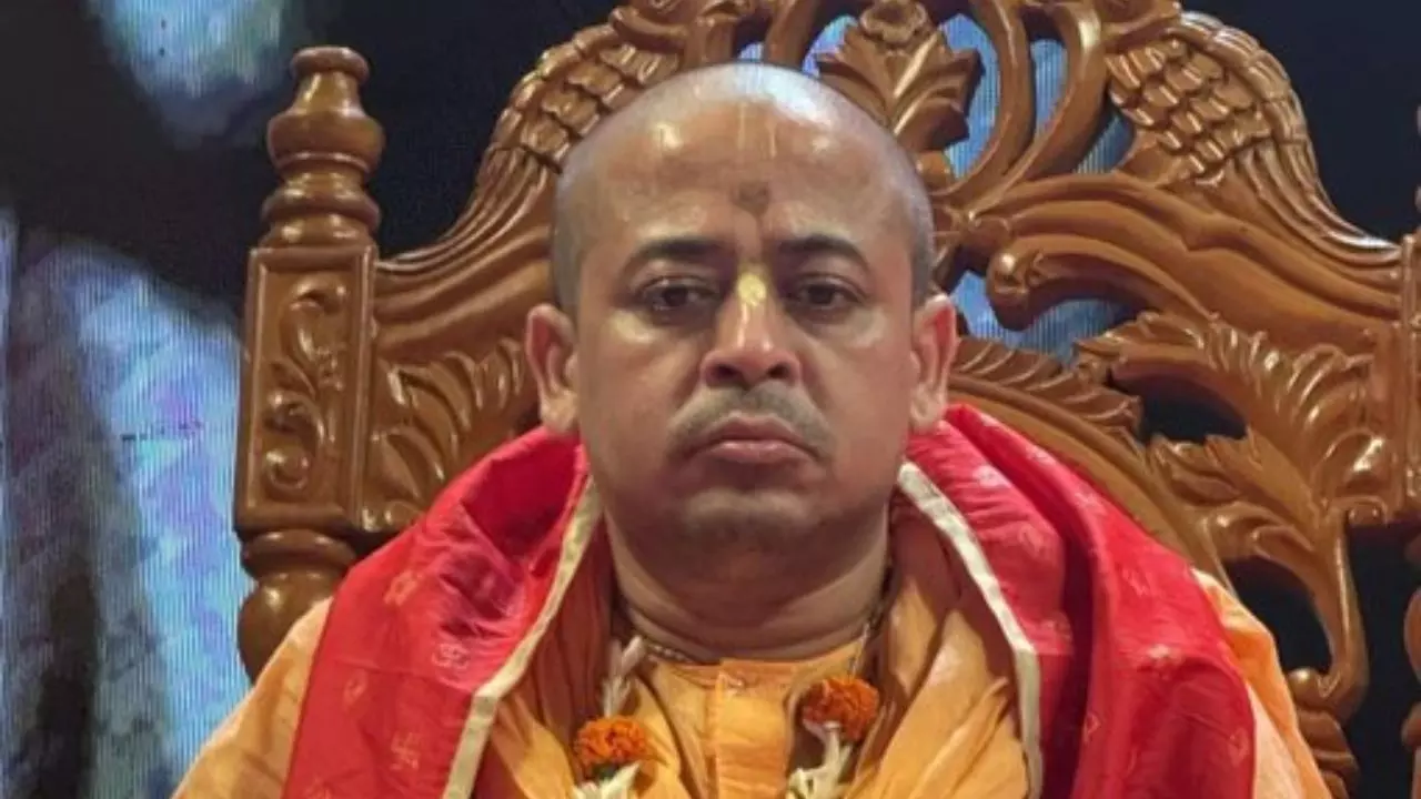 बांग्लादेश में हिंदुओं की आवाज उठाना जुर्म? ISKCON के चिन्मय प्रभु को किया गया गिरफ्तार