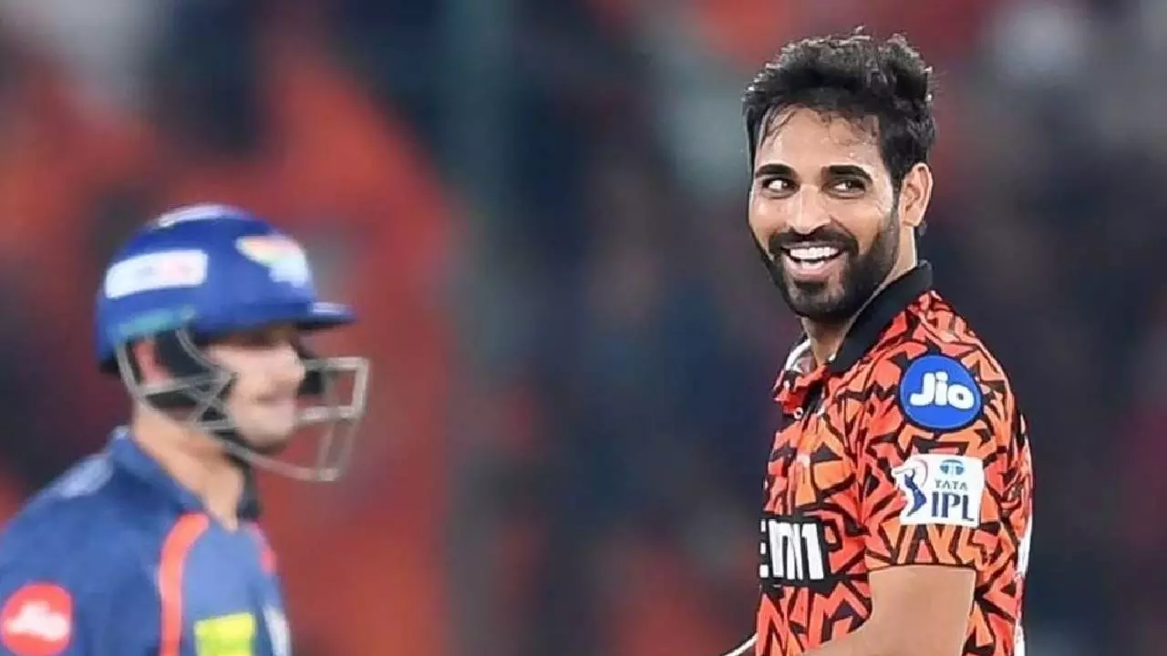 भुवनेश्वर को खरीदने के लिए भिड़ीं 3 टीमें, आखिर में RCB ने मारी बाजी, इतने करोड़ में स्विंग किंग को खरीदा