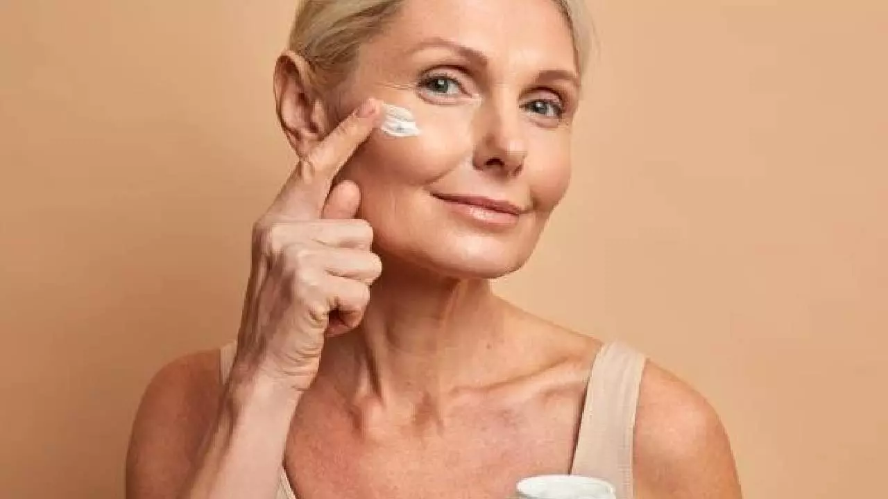 Winter Skin Care:चेहरे पर बॉडी लोशन लगाने की न करें गलती, होते हैं ये नुकसान