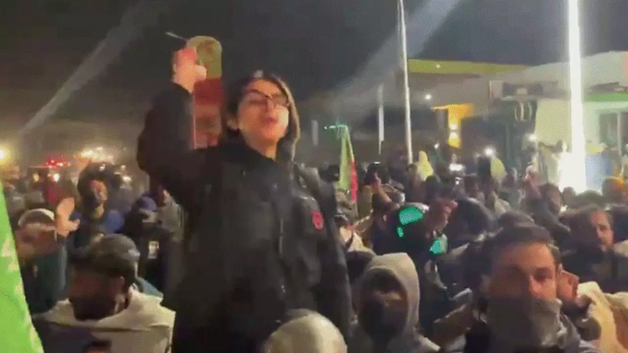 जेल के अंदर इमरान खान कितने पावरफुल! करो या मरो के लिए सड़कों पर क्यों उतरे हजारों पाकिस्तानी?