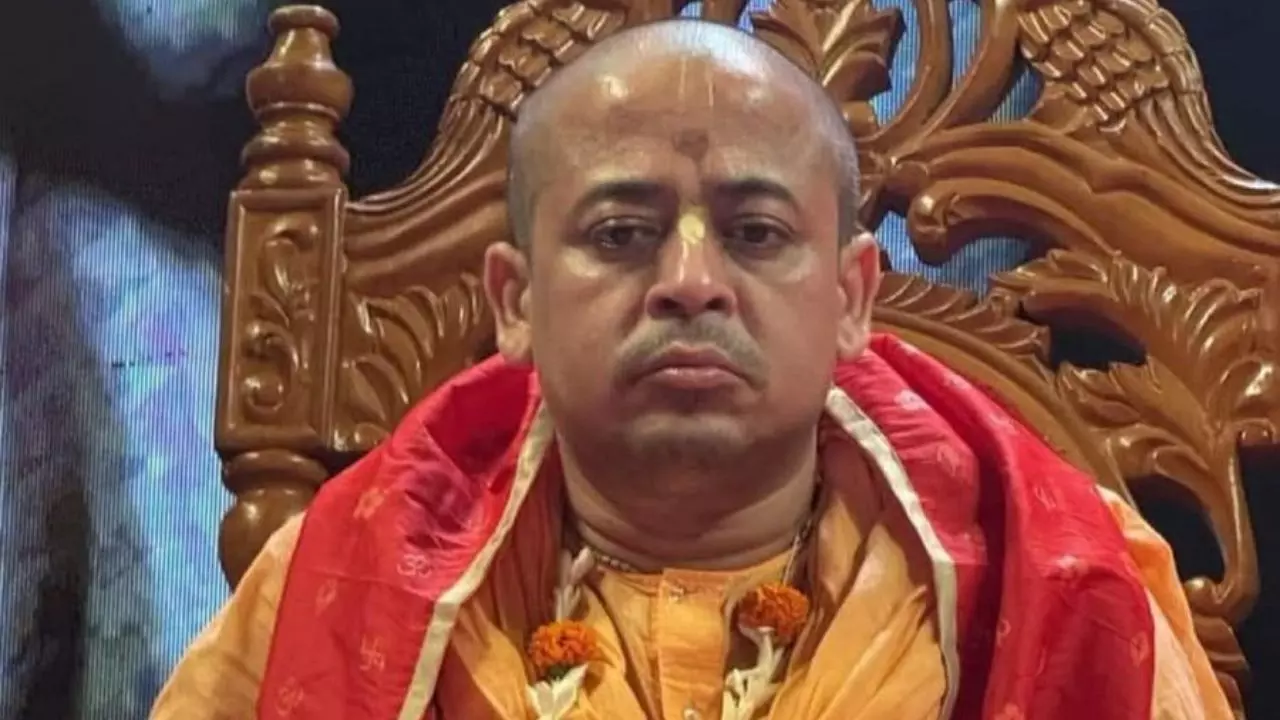 बांग्लादेशी झंडे के ऊपर था भगवा झंडा, कौन हैं चिन्मय प्रभु जिनकी गिरफ्तारी से मचा बवाल?