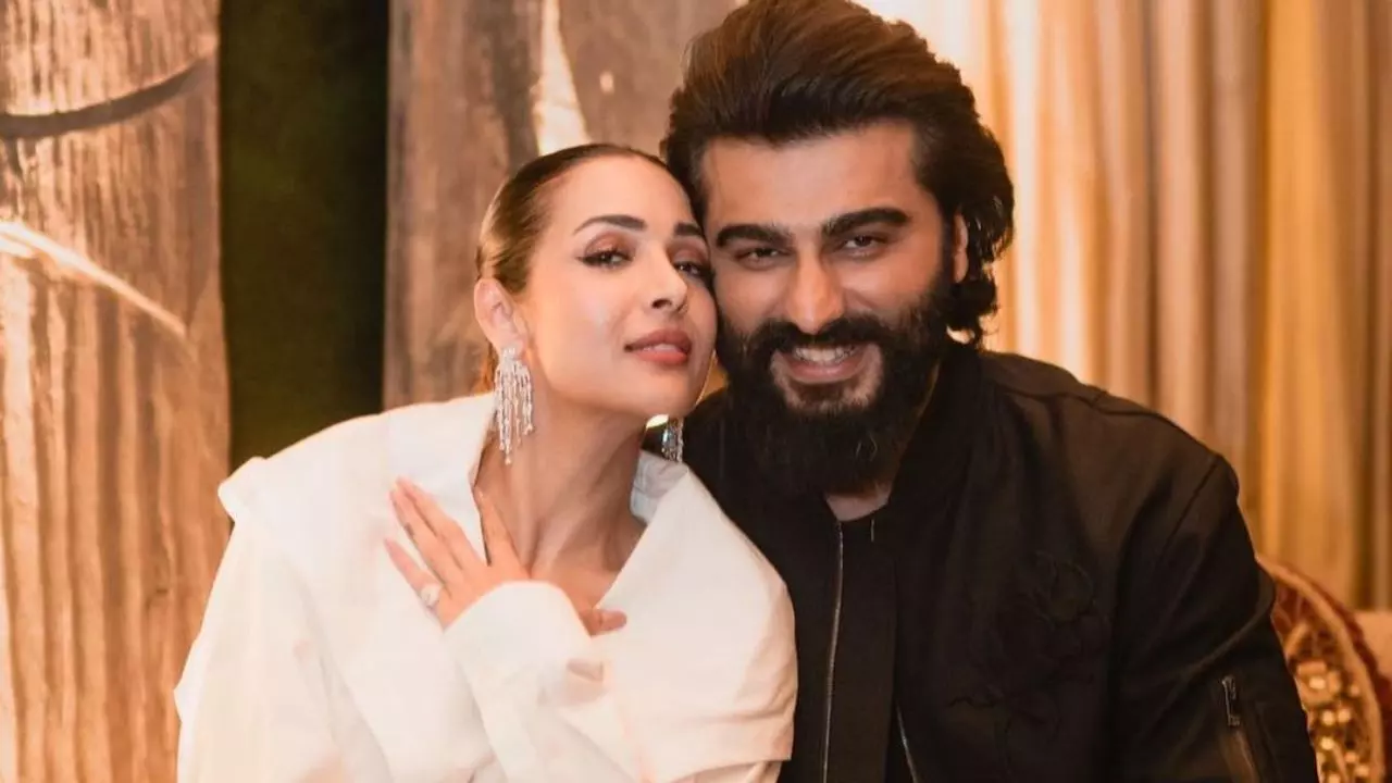 अर्जुन कपूर देर रात करते हैं एक्स को मैसेज, क्या एक्टर की जिंदगी में फिर लौट आई हैं मलाइका?