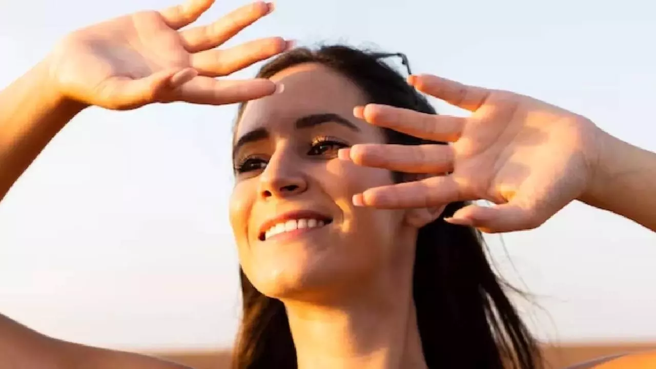 सर्दियों में धूप सेंकने से मिलते हैं गजब के फायदे, जानें कब और कितनी देर सेंकनी चाहिए