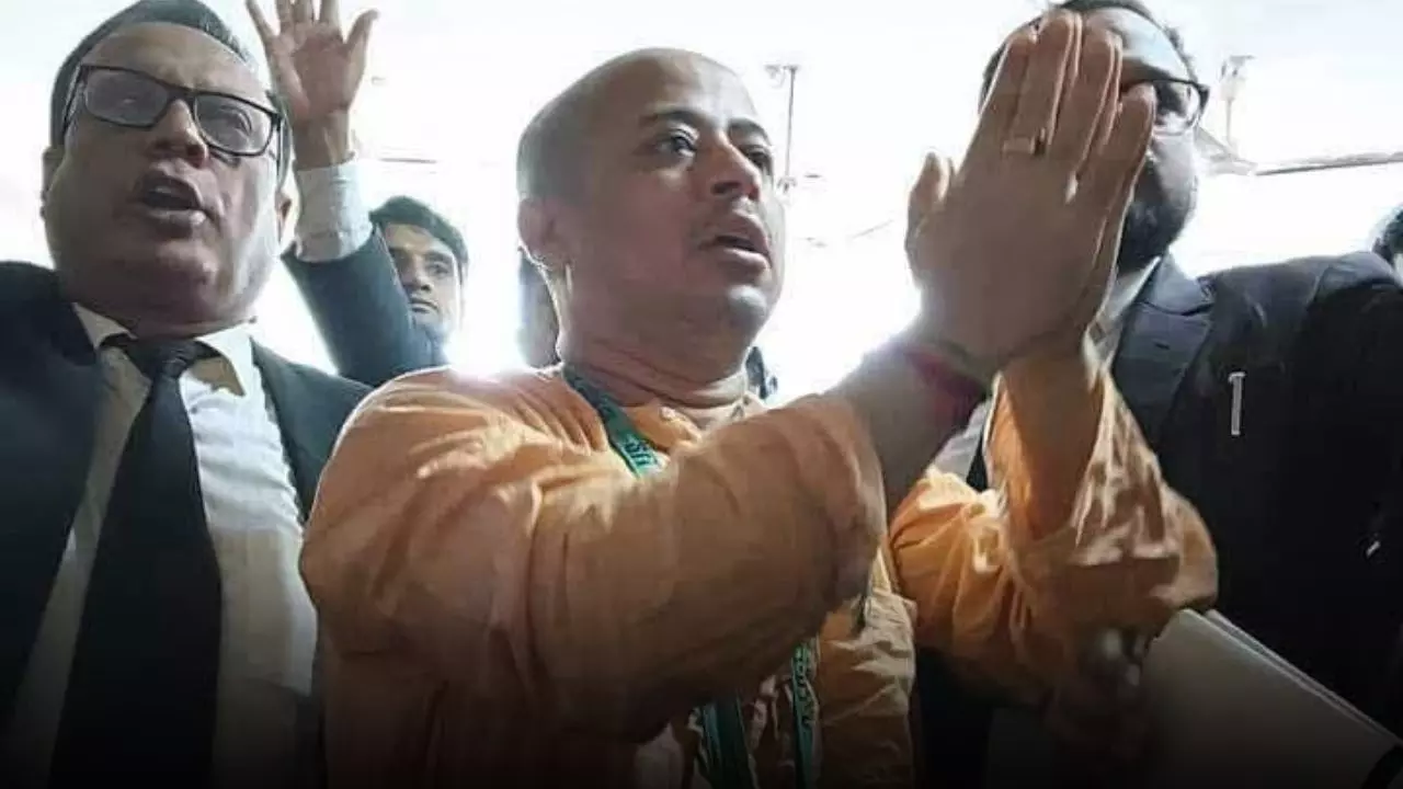 मंदिरों पर हमला, वकील की हत्या, हिंदू साधु की गिरफ्तारी... बांग्लादेश में हिंसक तनाव के 10 बड़े अपडेट मंदिरों पर हमला, वकील की हत्या, हिंदू साधु की गिरफ्तारी... बांग्लादेश में हिंसक तनाव के 10 बड़े अपडेट
