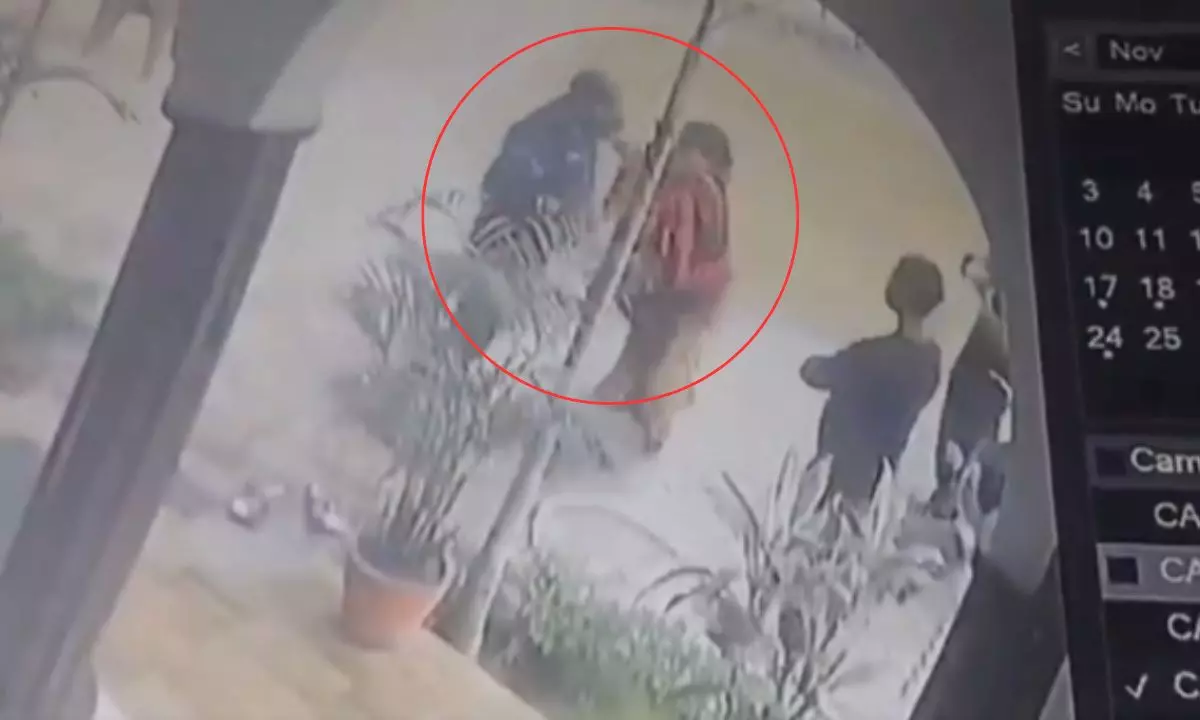 UP: चप्पल से पीटे गए प्रधान, महिला सफाई कर्मी की गई नौकरी, Video हुआ वायरल