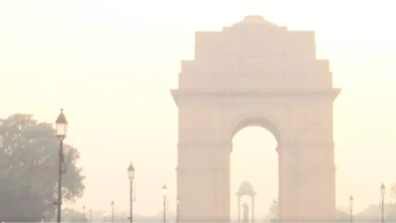 कोहरे में लिपटी राजधानी दिल्ली, दो दिन तक रहेगा येलो अलर्ट; जानें कैसा रहेगा आज मौसम का हाल