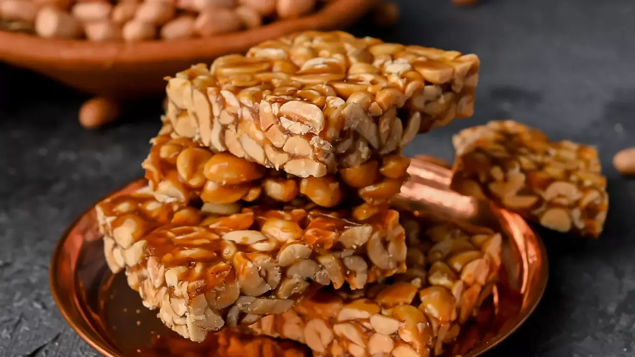 शाम की हल्की-फुल्की भूख के लिए मिनटों में तैयार करें पीनट भेल, यहां जानें रेसिपी