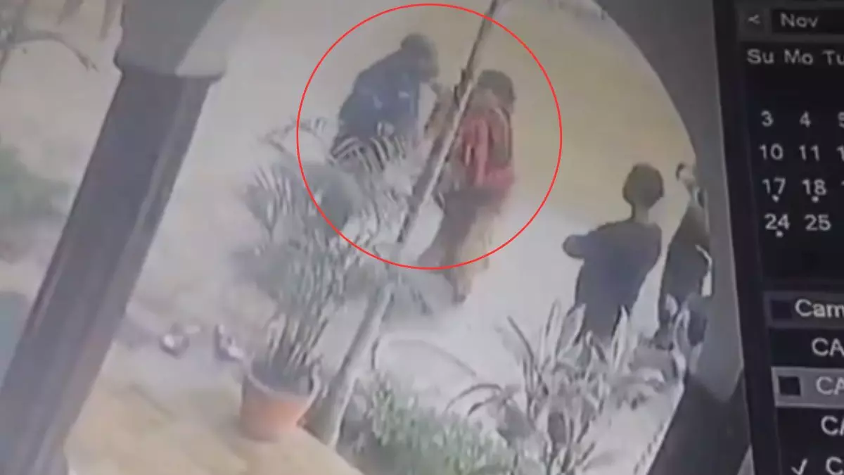 UP: चप्पल से पीटे गए प्रधान, महिला सफाई कर्मी की गई नौकरी, Video हुआ वायरल