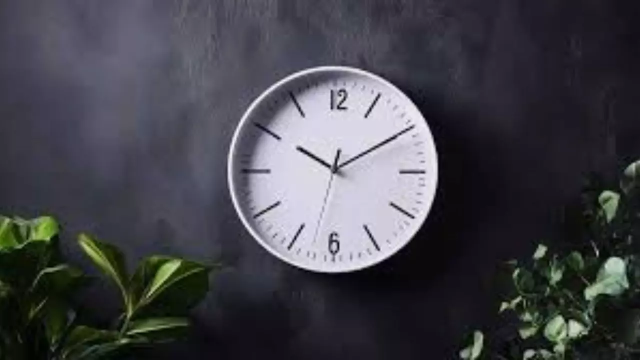 घड़ी की गलत दिशा बना सकती है घर को कंगाल! तुरंत करें सुधार