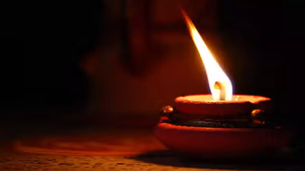 यह चमत्कारी मंदिर है दुनिया भर में प्रसिद्ध, यहां पानी से जलता है दीपक; जानें उस रहस्यमयी मंदिर का रहस्य