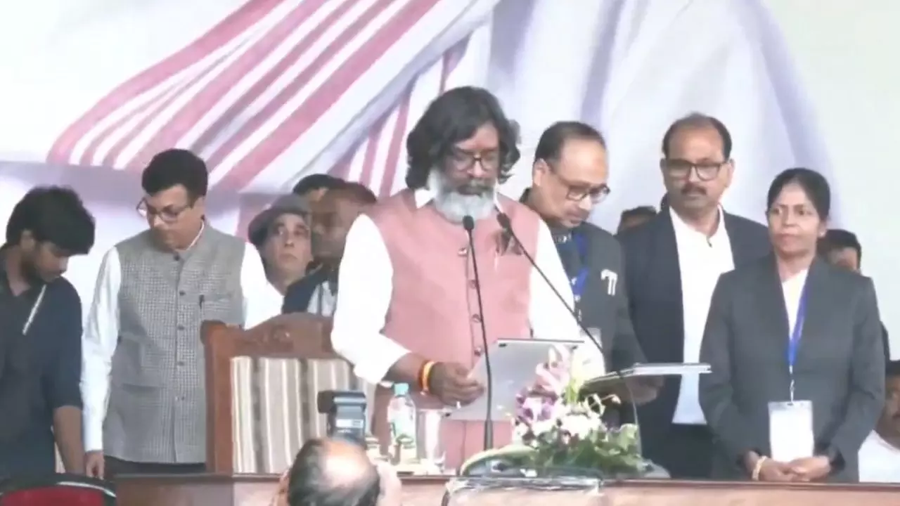 मैं हेमंत सोरेन... चौथी बार ली झारखंड के सीएम की शपथ मैं हेमंत सोरेन... चौथी बार ली झारखंड के सीएम की शपथ