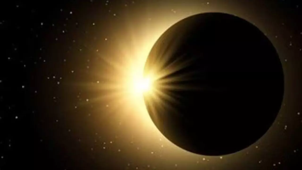 Surya Grahan 2025: 2025 का पहला सूर्य ग्रहण कब होगा? जानिए सूतक काल का समय और किस राशि को मिलेगा लाभ