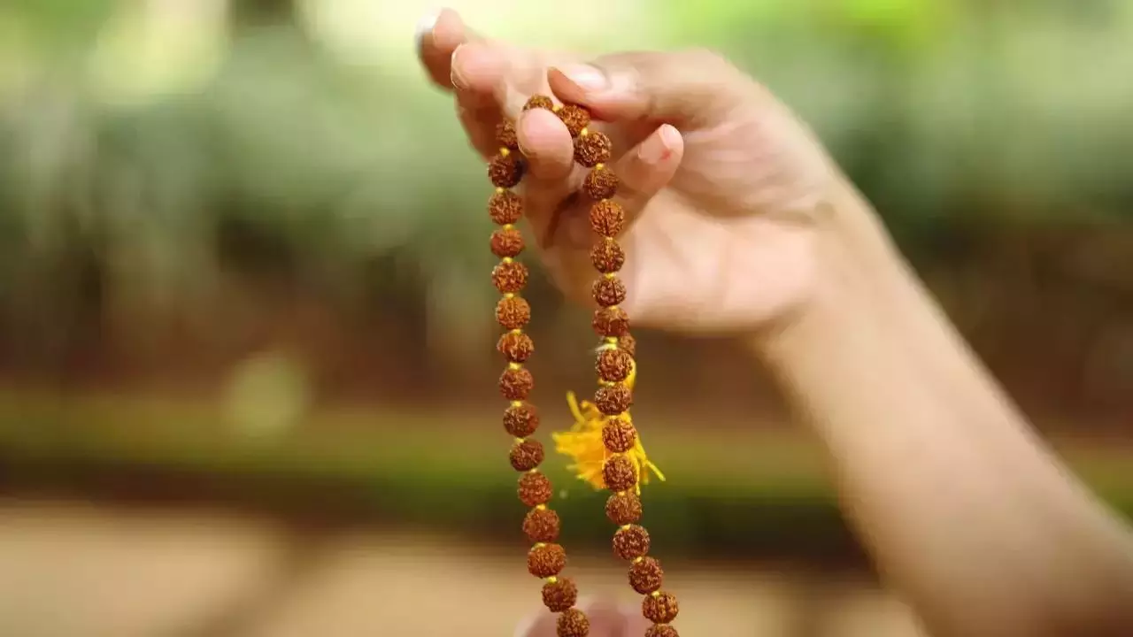 क्या आप करते हैं गायत्री मंत्र का जाप? तो दिशा का रखें ध्यान, मिलेंगे अद्भुत फायदे