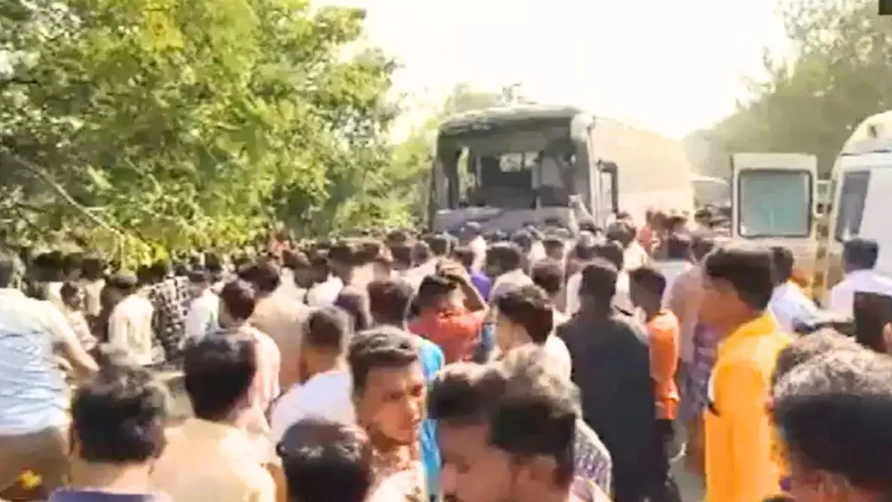 महाराष्ट्र के गोंदिया में पलटी बस, एक को बचाने के चक्कर में 9 से ज्यादा लोगों की मौत