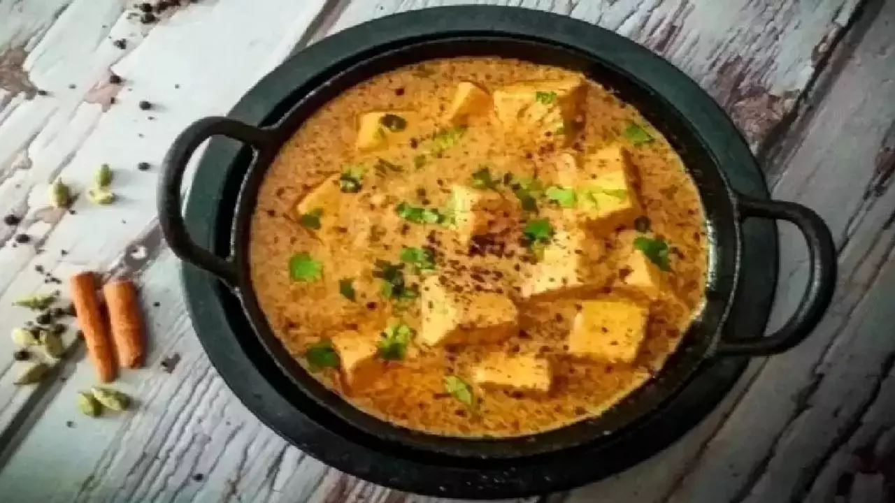 संडे ब्रंच में फैमिली को खिलाएं स्वादिष्ट और यूनीक दम पनीर काली मिर्च, जानें रेसिपी