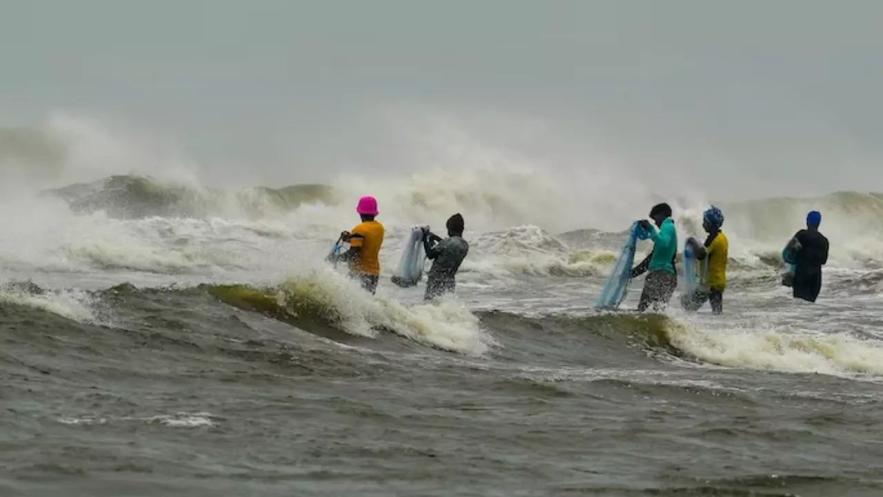 Cyclone Alert: आ रहा फेंगल चक्रवात, समुद्र में उठ रहीं ऊंची लहरें, क्या खुला क्या बंद? Cyclone Alert: आ रहा फेंगल चक्रवात, समुद्र में उठ रहीं ऊंची लहरें, क्या खुला क्या बंद?