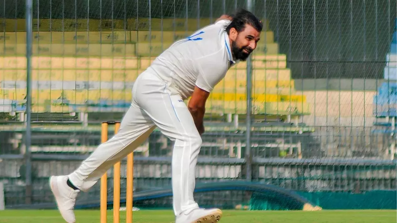 बीच मैदान में मोहम्मद शमी को अचानक हुआ दर्द, जानें ताजा अपडेट बीच मैदान में मोहम्मद शमी को अचानक हुआ दर्द, जानें ताजा अपडेट