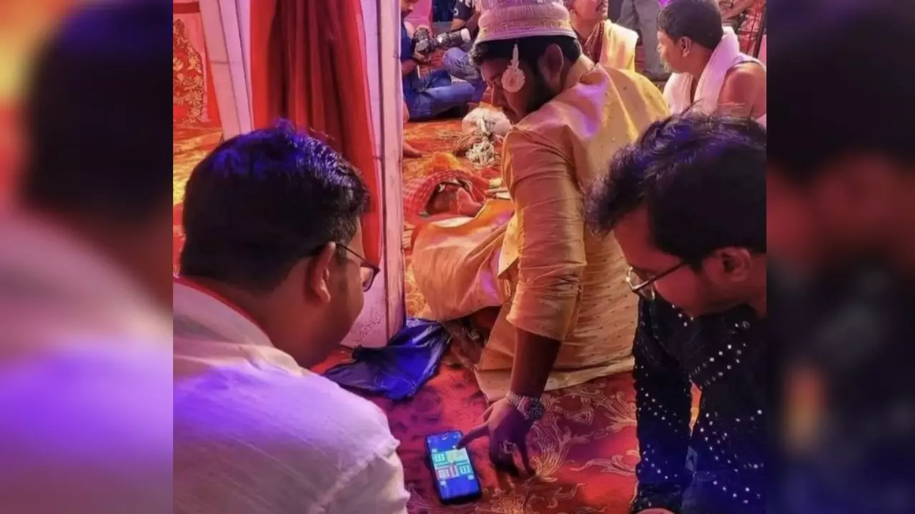 उधर फेरे की तैयारी, इधर दूल्हा निभा रहा दोस्तों के साथ यारी; यूजर्स ने बताया- भाई असली लूडो लवर उधर फेरे की तैयारी, इधर दूल्हा निभा रहा दोस्तों के साथ यारी; यूजर्स ने बताया- भाई असली लूडो लवर