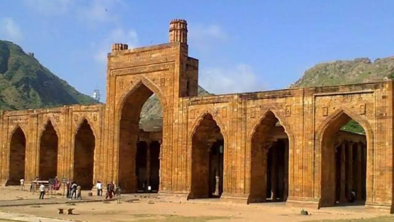 कुतुबुद्दीन ऐबक ने मात्र 60 घंटे में बनवाया था अढ़ाई दिन का झोपड़ा, 800 साल पुराना है इतिहास