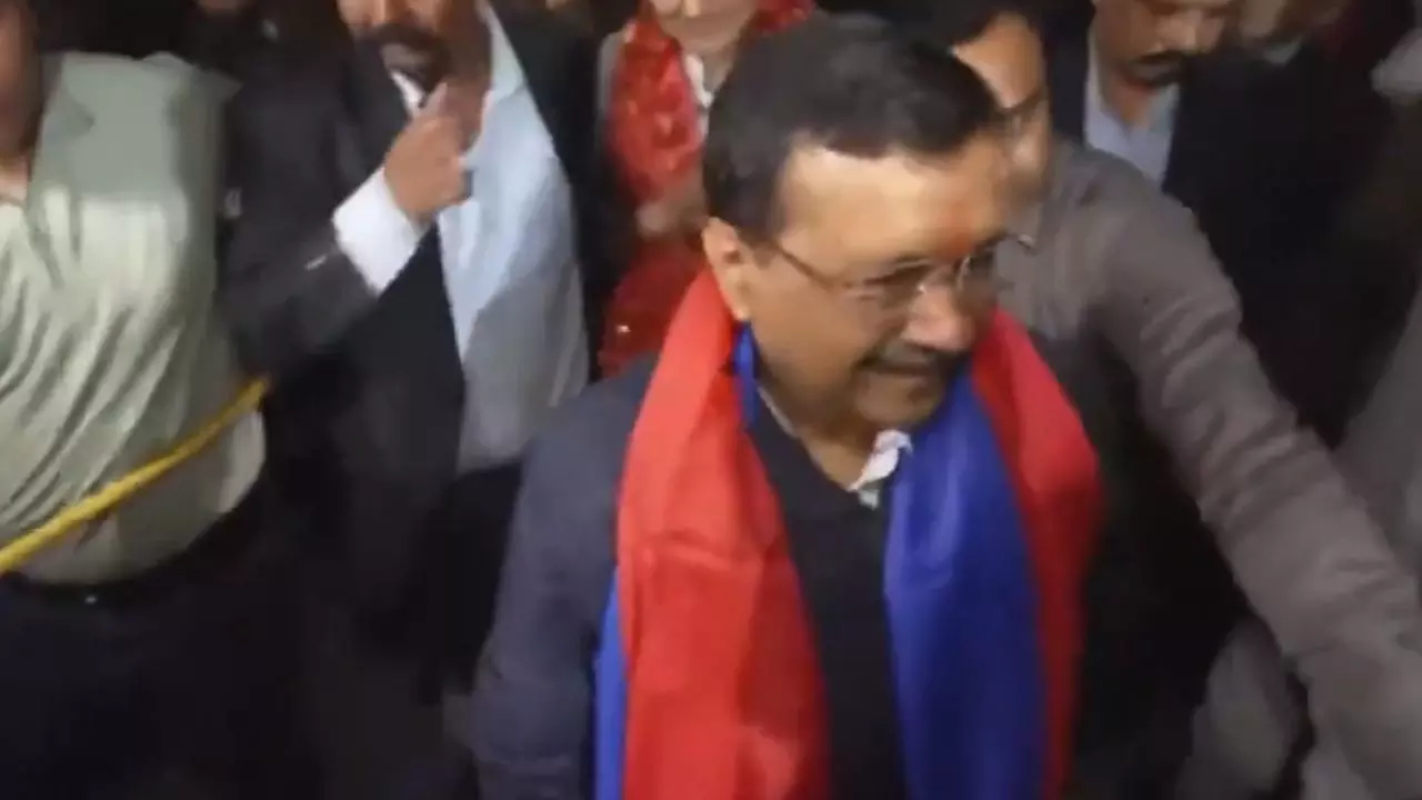 केजरीवाल पर फेंका गया लिक्विड, आख़िर कौन लेना चाहता है पूर्व सीएम की जान?