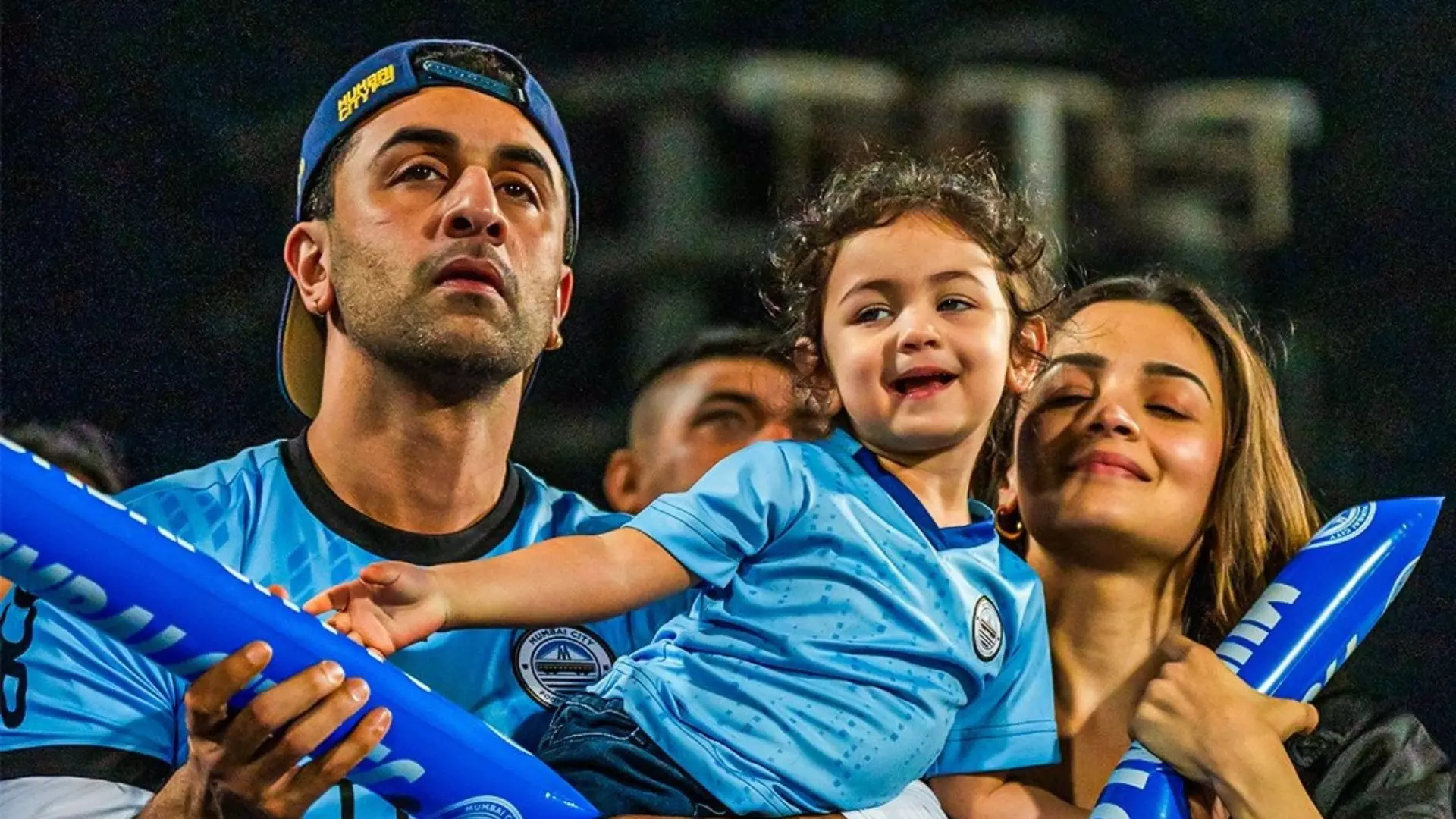 Mumbai City FC को चीयर करने पहुंचे थे Ranbir Kapoor और Alia Bhatt,  बेटी राहा ने लूट ली महफिल