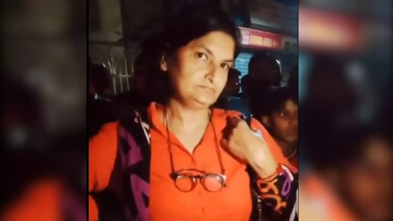 बांग्लादेश में हिंदुओं की बात करना भी गुनाह! महिला पत्रकार पर कट्टरपंथियों ने किया हमला बांग्लादेश में हिंदुओं की बात करना भी गुनाह! महिला पत्रकार पर कट्टरपंथियों ने किया हमला