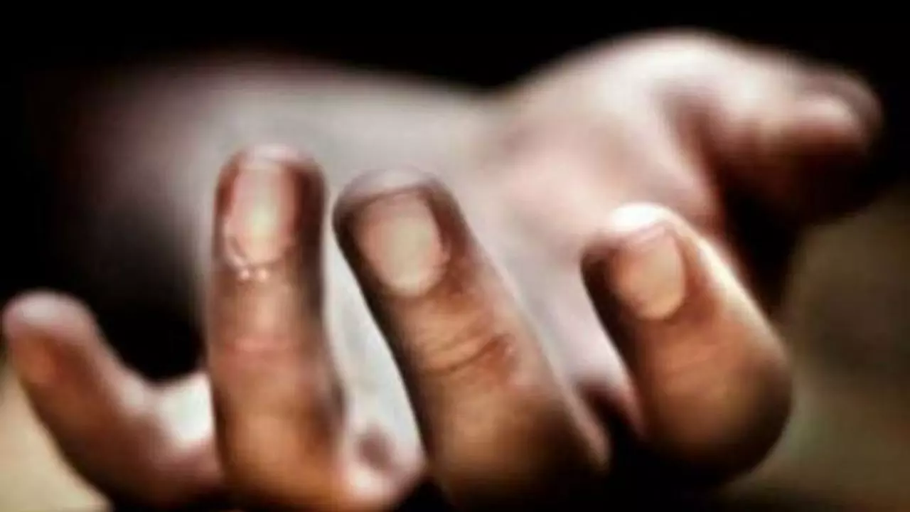 हालात का मारा पिता! पहले बेटी को जहर देकर मारा, फिर खुद की जिंदगी कर ली तबाह
