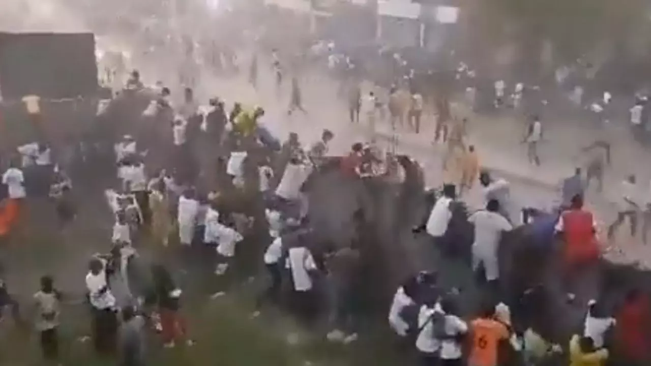 कैसी है ये दीवानगी! फुटबॉल मैच दौरान भिड़ गए फैंस, अब तक 100 से अधिक लोगों की मौत