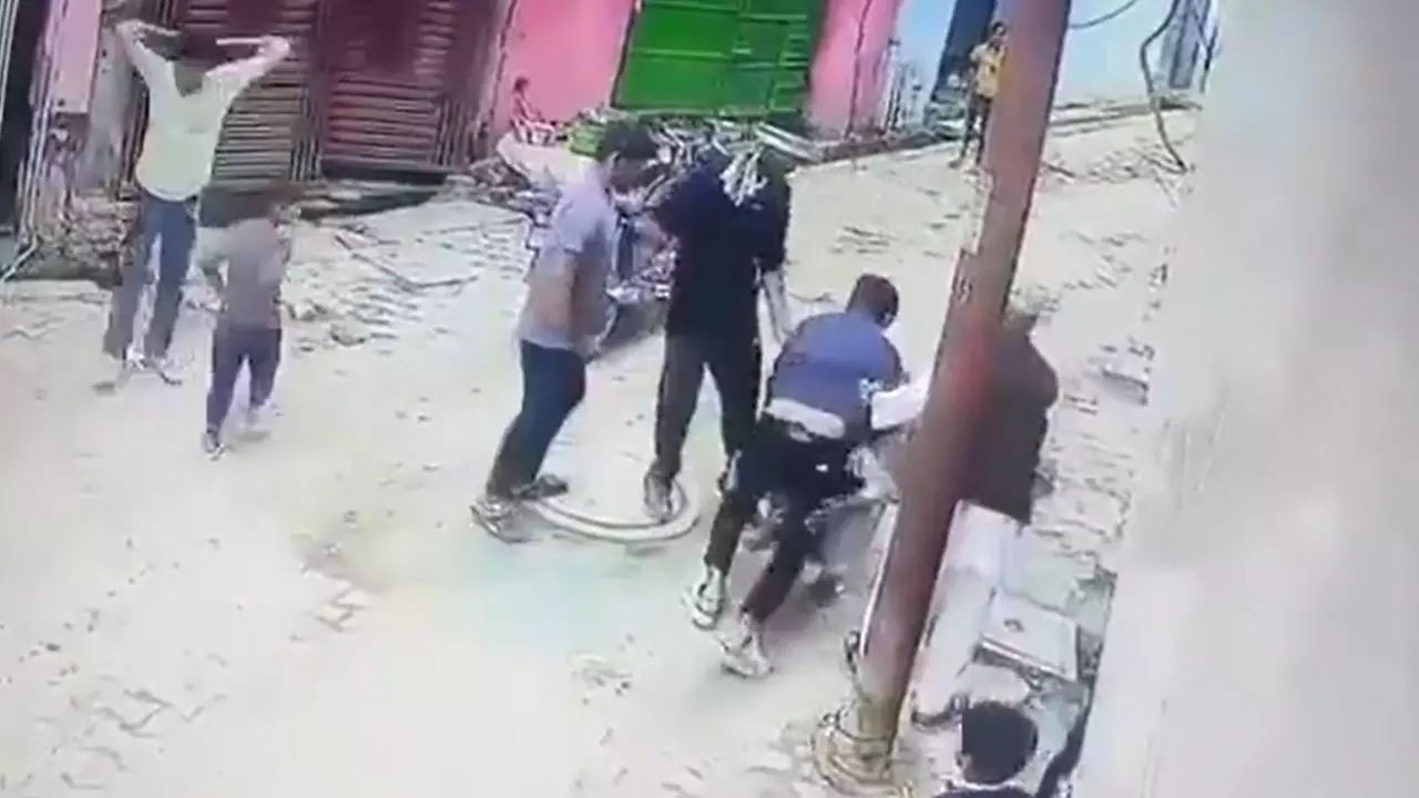 पहले थप्पड़, फिर लात, मुरादाबाद में महिला सिपाही के साथ दबंगों ने की मारपीट, Video Viral पहले थप्पड़, फिर लात, मुरादाबाद में महिला सिपाही के साथ दबंगों ने की मारपीट, Video Viral