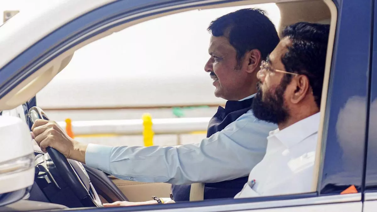 फडणवीस समंदर तो शिंदे हैं किला! लौटकर वापस आने और मजबूती से खड़े होने के लिए कर रहे संघर्ष