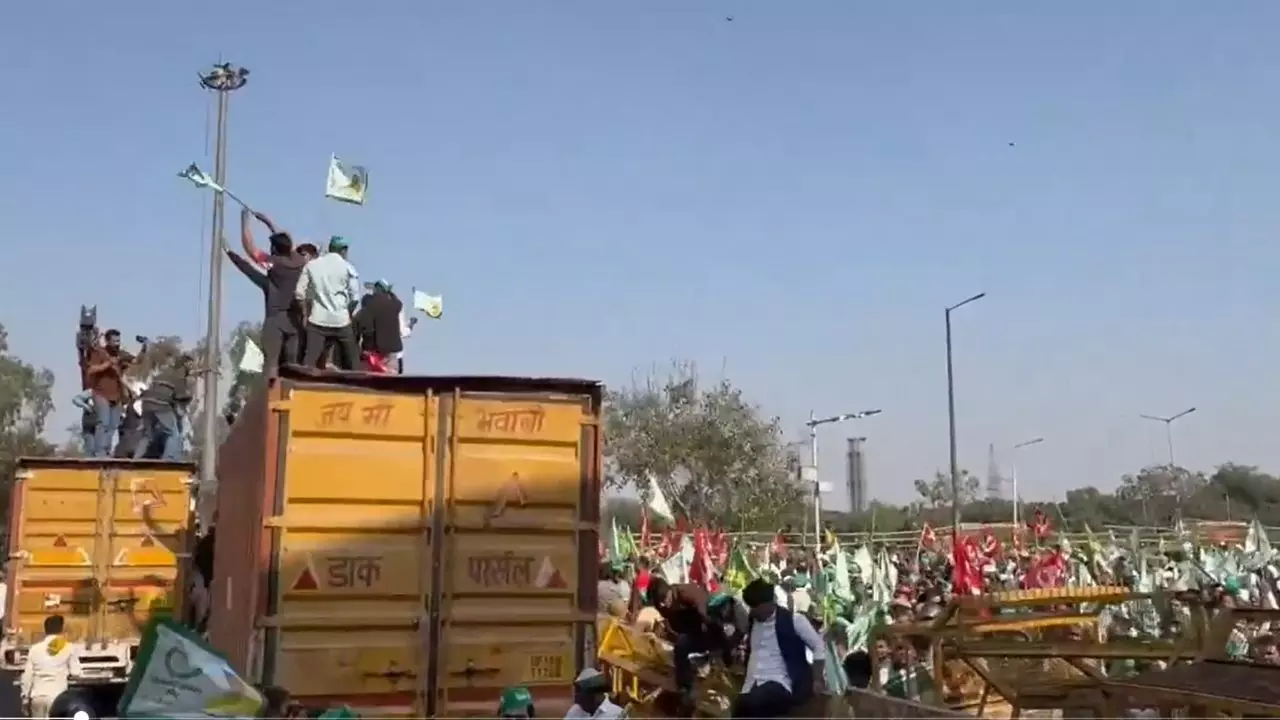 दलित प्रेरणा स्थल पर होगा किसानों का जमावड़ा, बैरिकेड तोड़ा और पुलिस को खदेड़ा; देखें 5 वायरल वीडियो