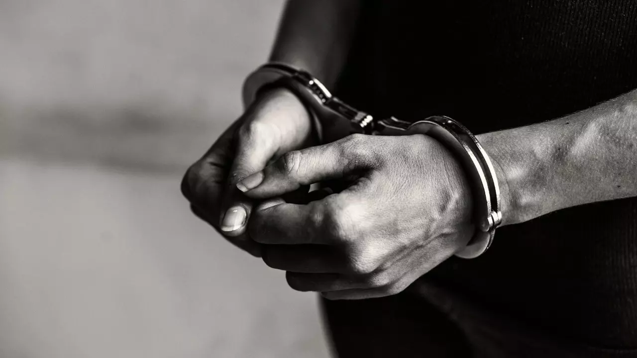 शादी से नाराज भाई ने 15 दिन बाद की हेड कांस्टेबल की हत्या, पति से बात करते समय कुल्हाड़ी से काटा