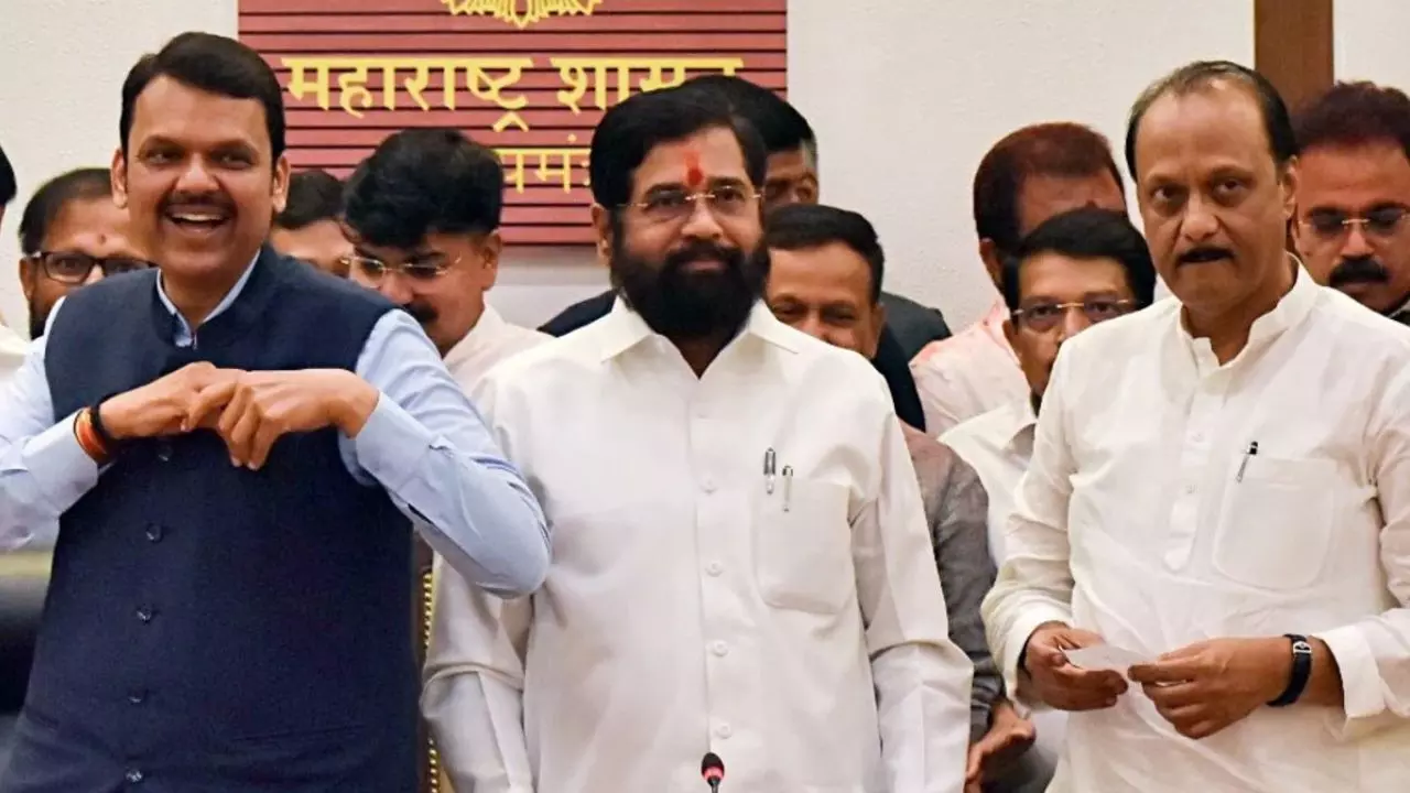 देवेंद्र फडणवीस ने एकनाथ शिंदे से की मुलाकात, अब अजित पवार ने फंसाया पेंच; पढ़ें लेटेस्ट Updates
