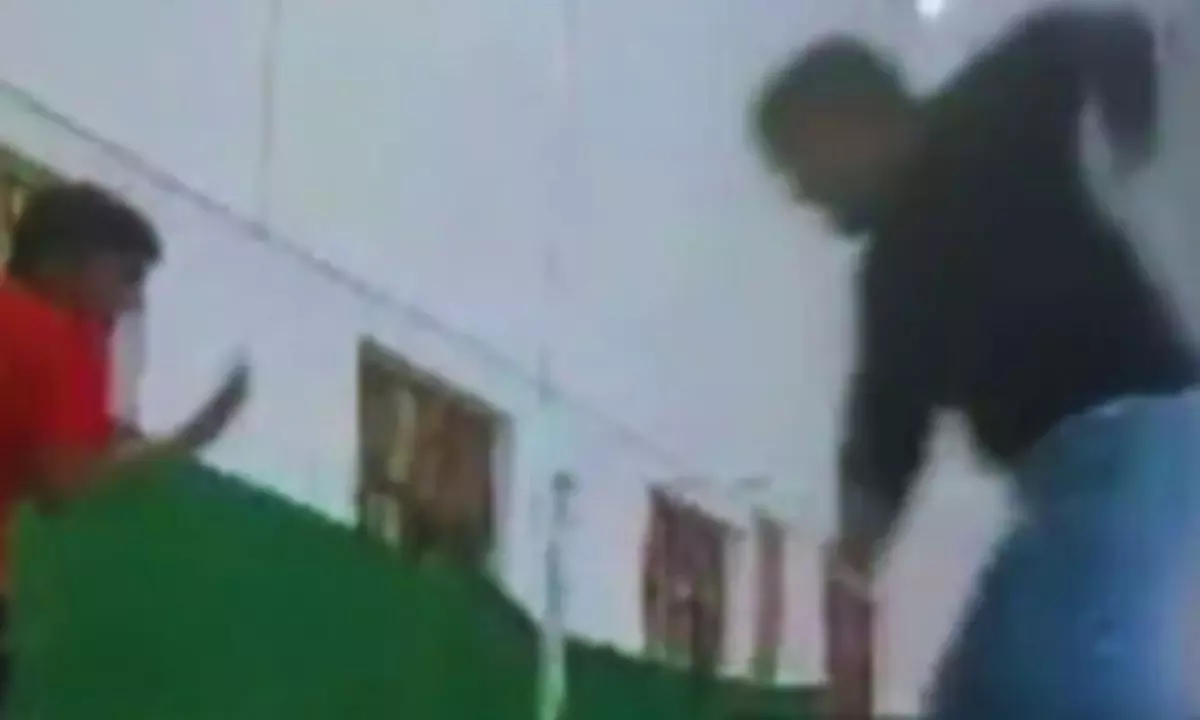 गलत शॉट पर ADM का गुस्सा ; बैडमिंटन कोर्ट में खिलाड़ियों को दौड़ा-दौड़ा कर पीटा