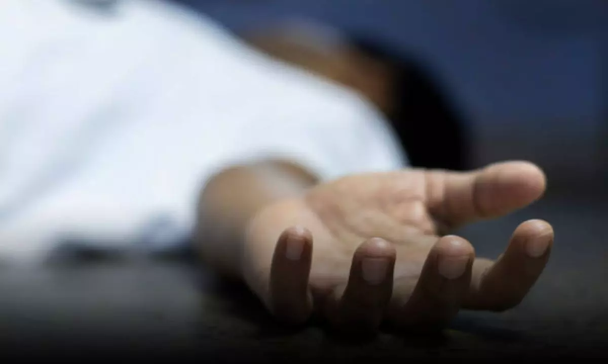 छोटे बच्चे का गला घोंटा और 7 साल के बच्चे समेत दंपति ने लगाई फांसी; जानें आत्महत्या को क्यों मजबूर हुआ परिवार?