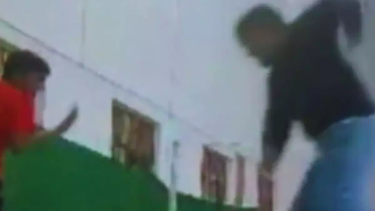 गलत शॉट पर ADM का गुस्सा ; बैडमिंटन कोर्ट में खिलाड़ियों को दौड़ा-दौड़ा कर पीटा