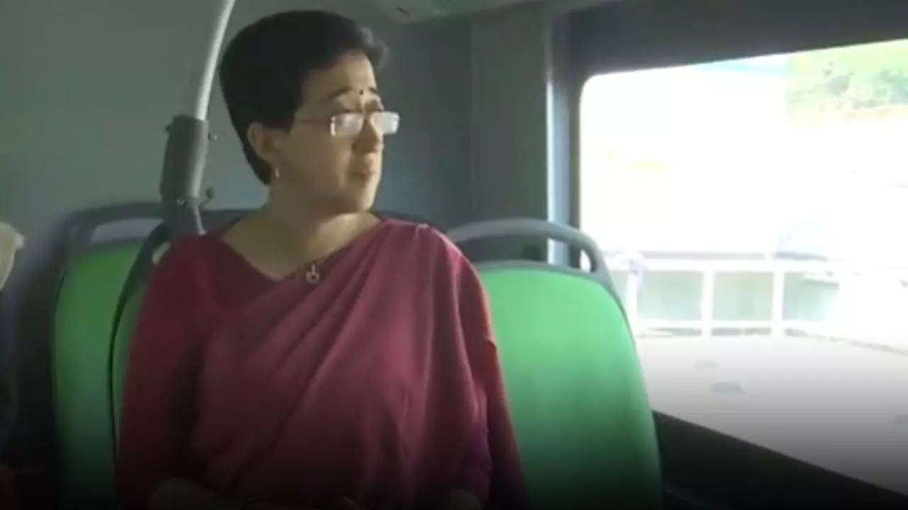 चुनाव है नजदीक, कुछ तो करना पड़ेगा! दिल्ली वालों के साथ बस पर दिखीं CM आतिशी; देखें VIDEO