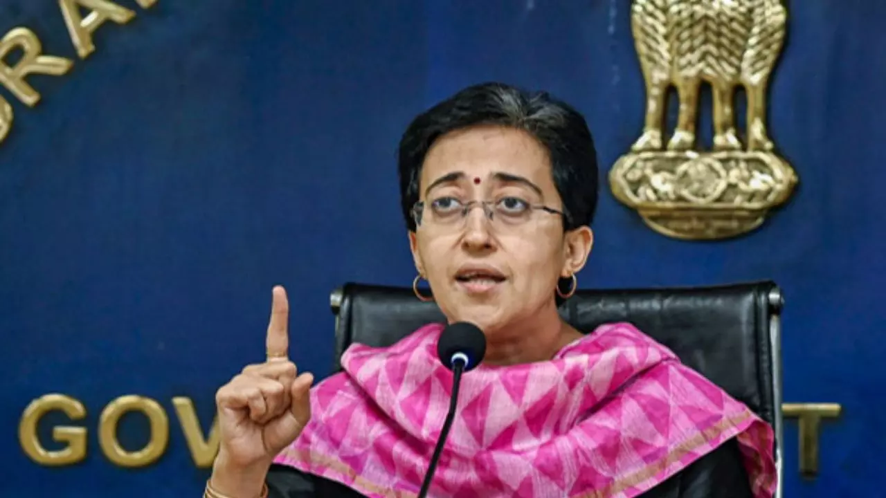 लापरवाही या भ्रष्टाचार! नंद नगरी पर बने पुल पर क्यों आई दरार? सीएम आतिशी ने जांच के दिए आदेश