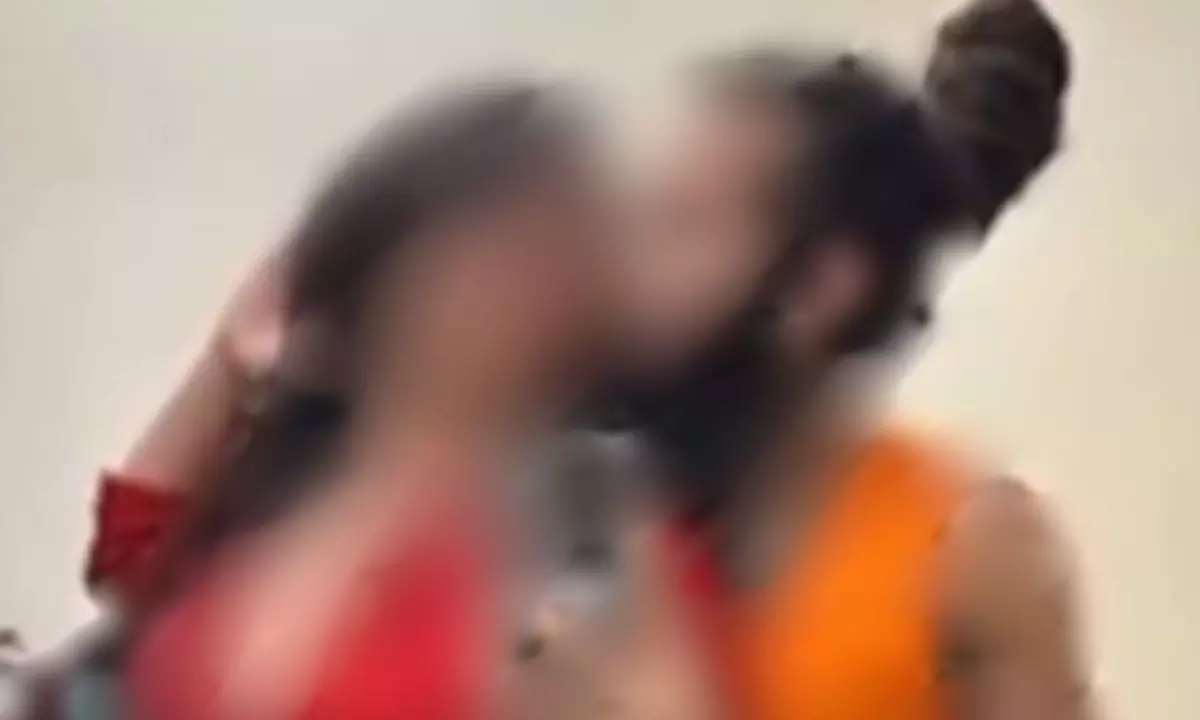 सोशल मीडिया पर चर्चा में आई इस बाबा की रासलीला! अब खुल रहे काले कारनामे