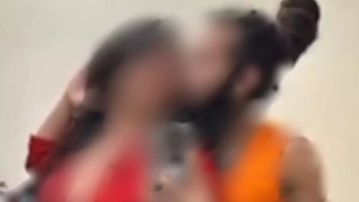 सोशल मीडिया पर चर्चा में आई इस बाबा की रासलीला! अब खुल रहे काले कारनामे