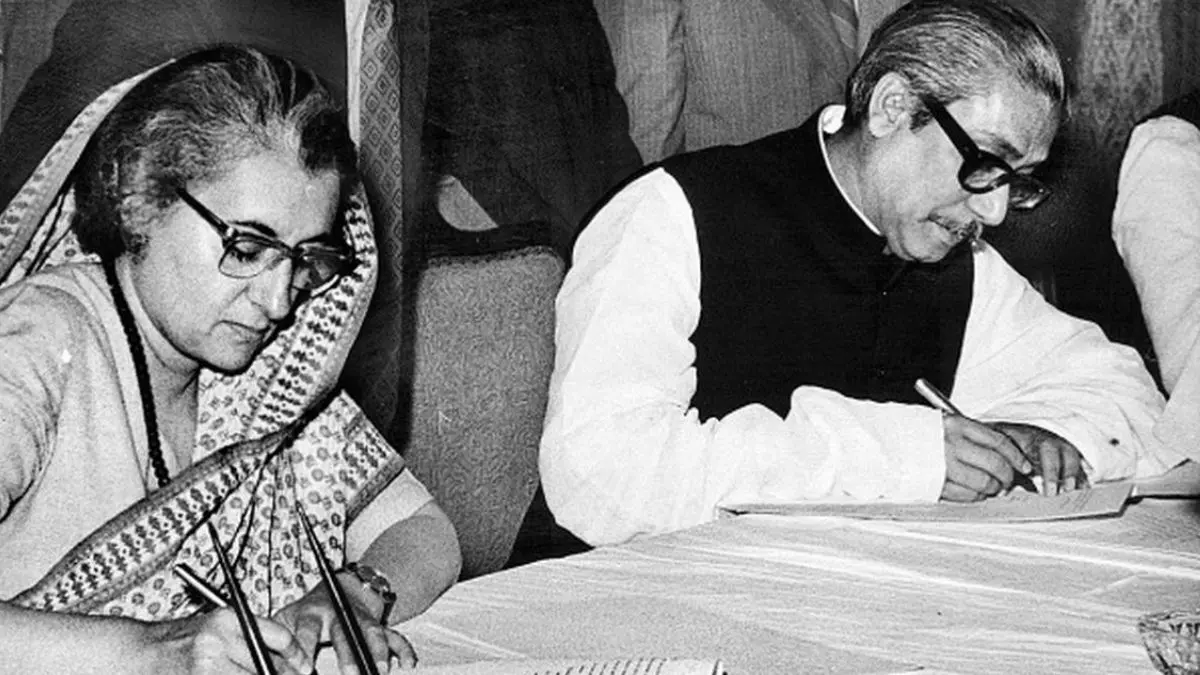 जिस पाकिस्तान के नक्शेकदम पर चल रहा बांग्लादेश, इंदिरा गांधी ने उसी को तोड़कर बनाया था नया देश