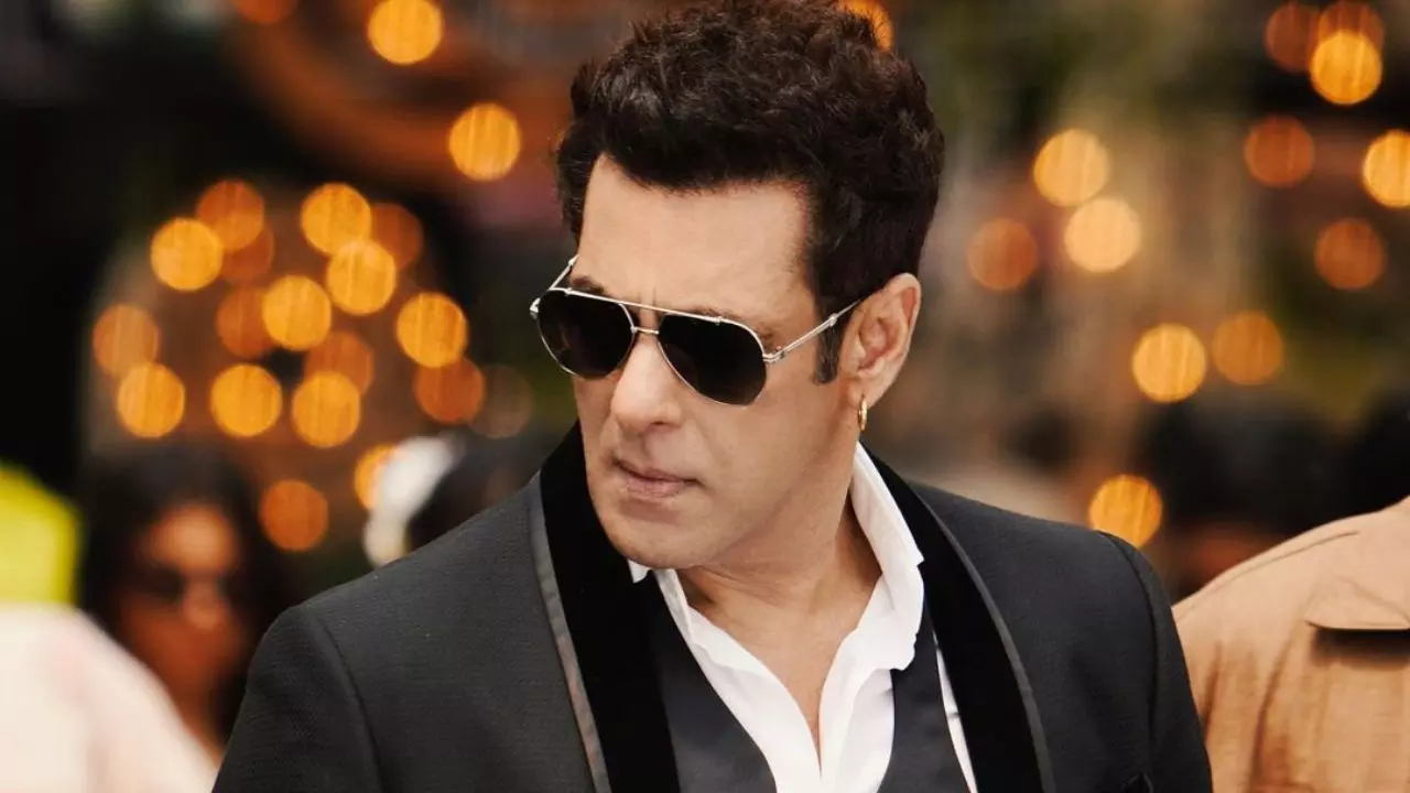 Bigg Boss 18: इस बार वीकेंड के वार पर नहीं दिखेंगे सलमान खान, ये स्टार करेगा शो होस्ट