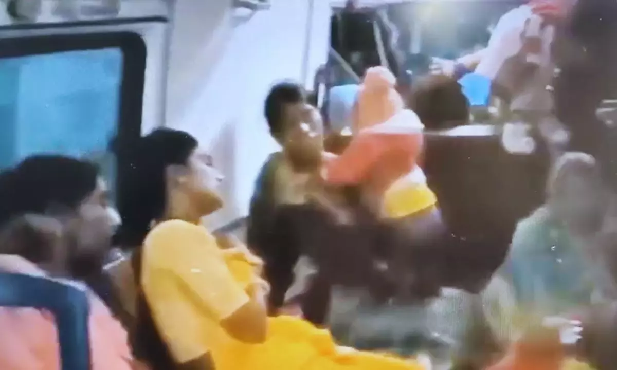 MP: सतना में एलटीटी ऑपरेशन कैंप में लापरवाही; महिलाओं के साथ पशुओं जैसा बर्ताव,Video वायरल